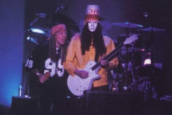 A versão de Axl Rose sobre a saída de Buckethead da banda