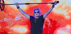 Axl Rose sofre queda durante show em Mumbai, Índia
